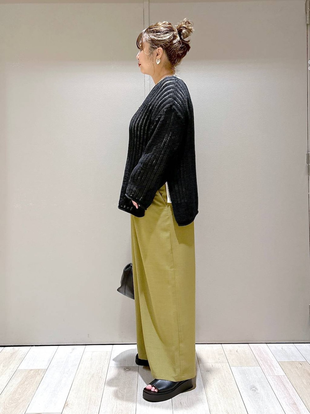 ホワイト系のTシャツ/カットソー、ブラック系のショルダーバッグ、グリーン系のその他パンツを着用したレディースの春コーディネートの4枚目の写真