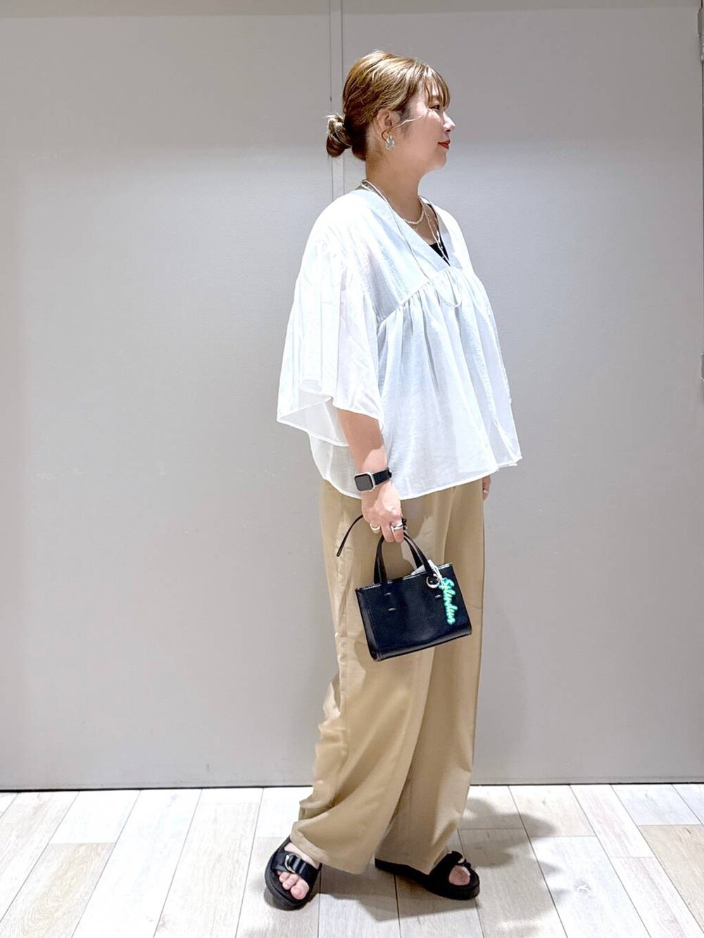 ベージュ系のその他パンツ、ホワイト系のシャツ/ブラウス、ブラック系のタンクトップを着用したレディースの春コーディネートの2枚目の写真