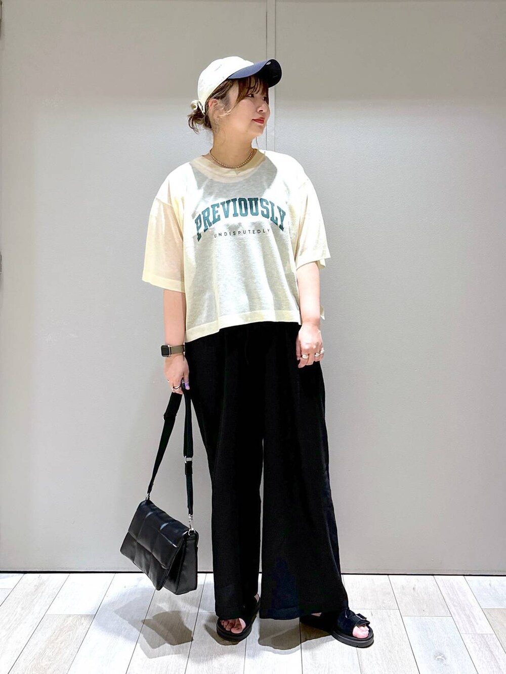 ブラック系のショルダーバッグ、ブラック系のその他パンツ、ブラック系のサンダルを着用したレディースの春コーディネートの5枚目の写真