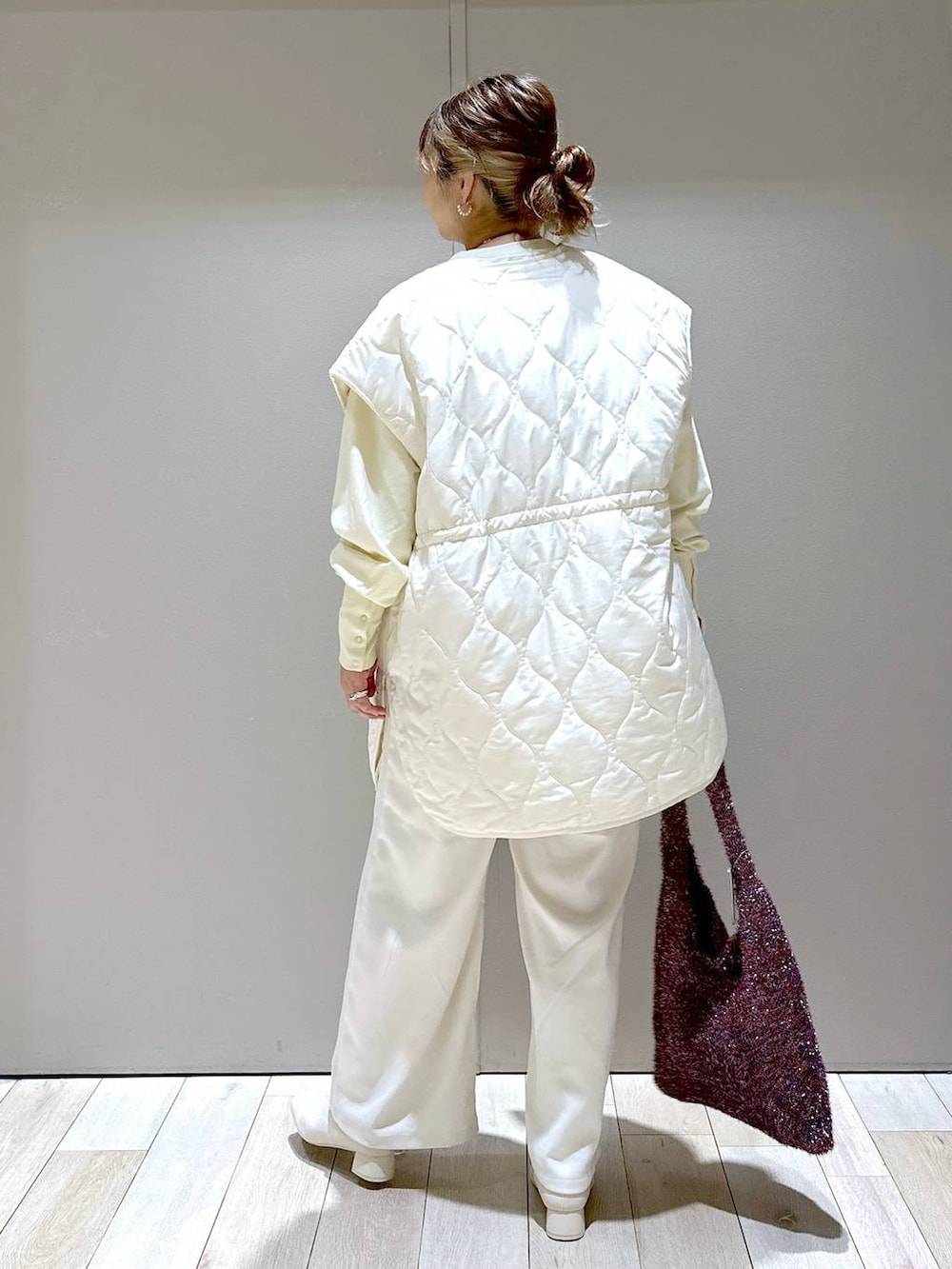 ホワイト系のその他アウター、ホワイト系のチュニック、ホワイト系のブーツを着用したレディースの秋コーディネートの3枚目の写真