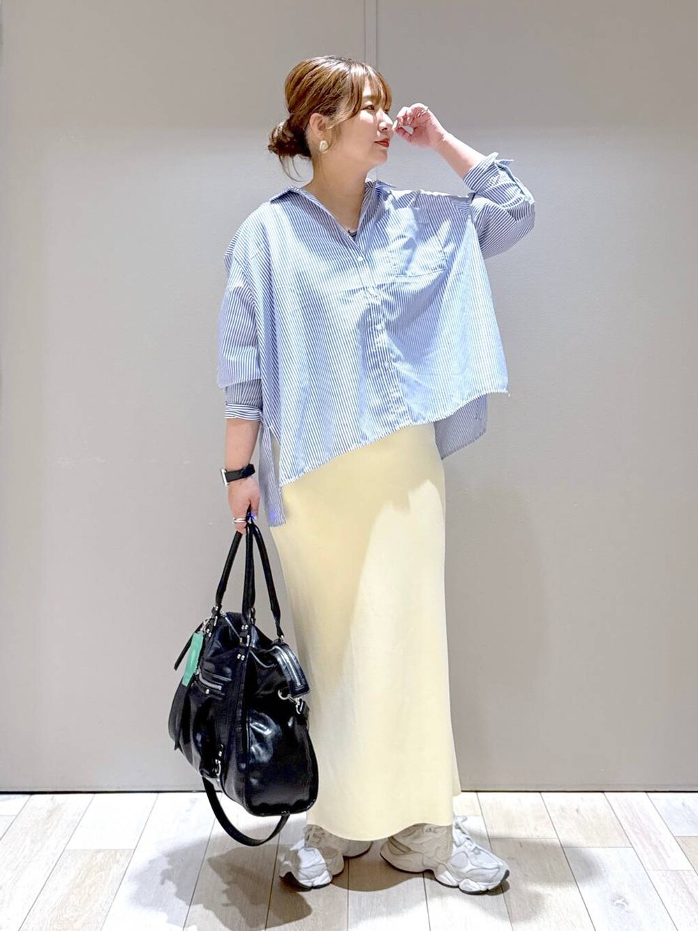 ホワイト系のスカート、ブラック系のトートバッグ、ブルー系のシャツ/ブラウスを着用したレディースの春コーディネートの5枚目の写真