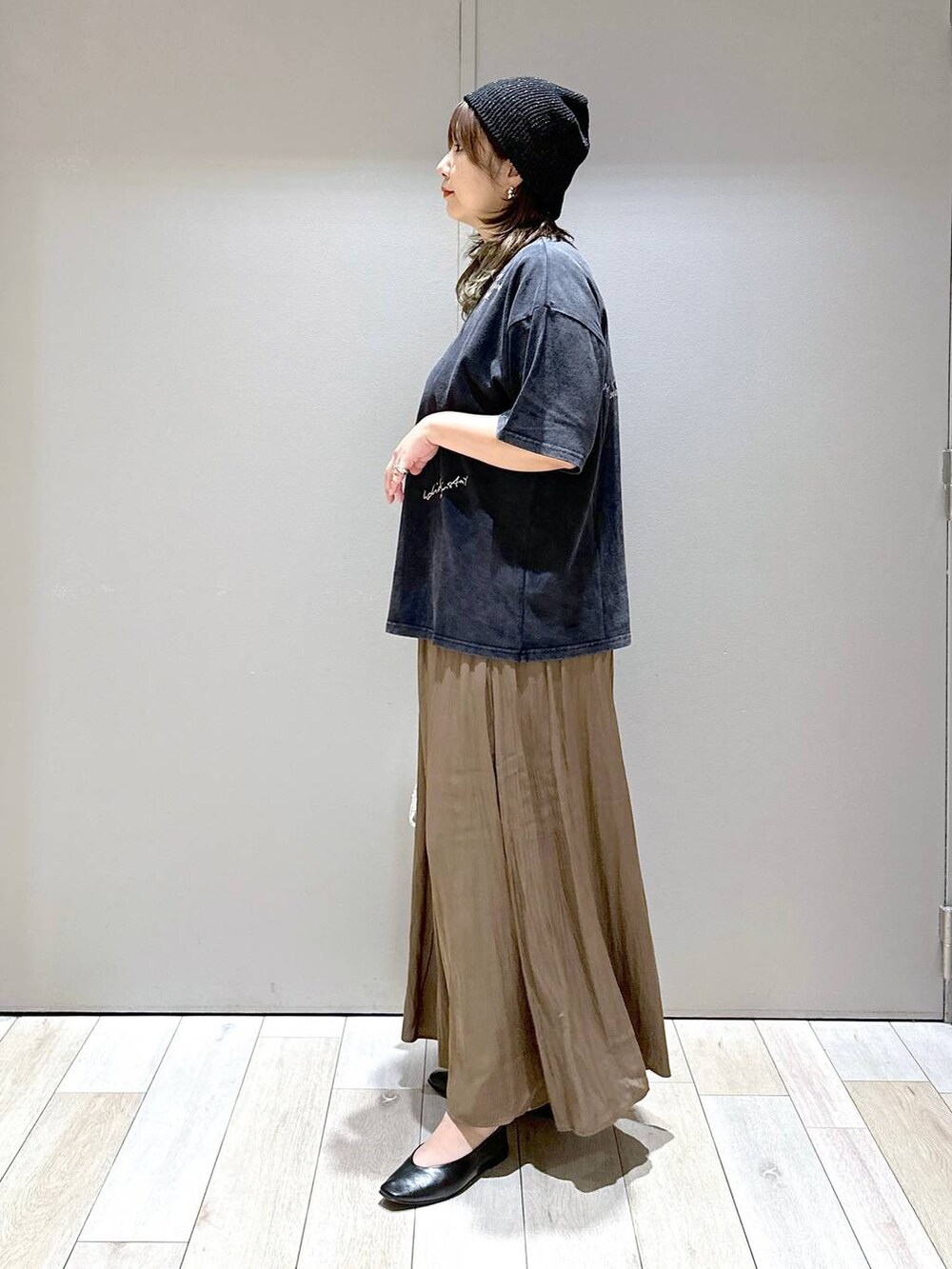 シルバー系のショルダーバッグ、ブラウン系のその他パンツ、ブラック系のパンプスを着用したレディースの夏コーディネートの4枚目の写真
