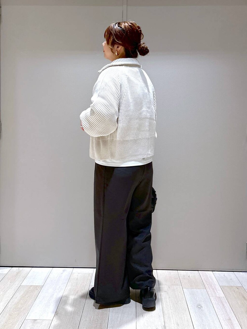 ブラック系のローファー、ホワイト系のカーディガン/ボレロ、ブラック系のボストンバッグを着用したレディースの秋コーディネートの4枚目の写真