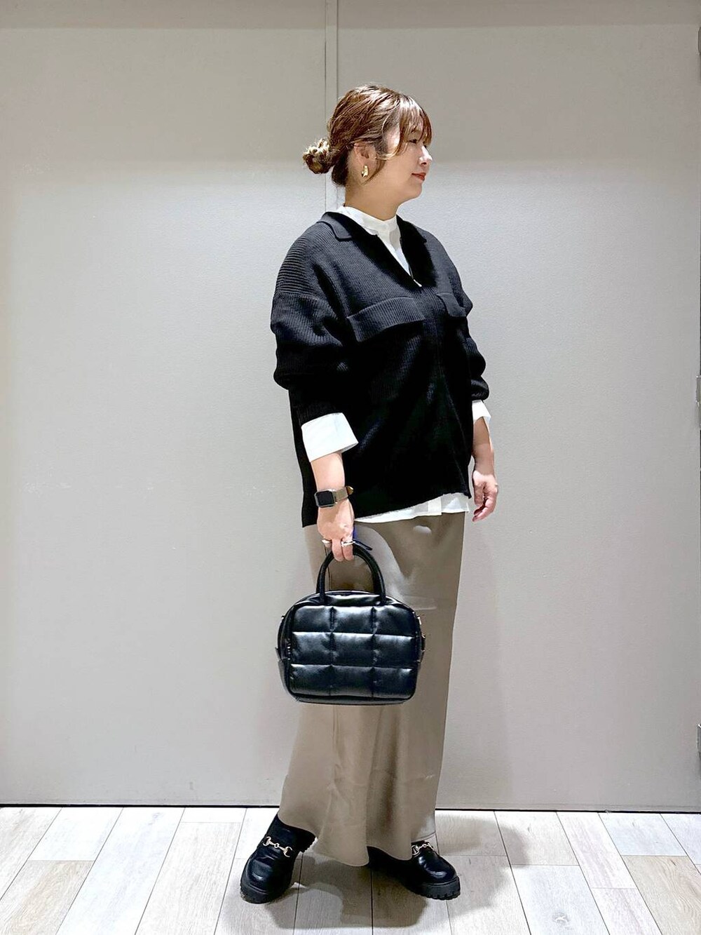 ブラック系のローファー、ブラック系のカーディガン/ボレロ、ブラウン系のスカートを着用したレディースの秋コーディネートの5枚目の写真