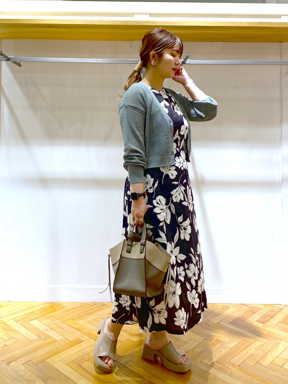 「オトナカジュアル、きれいめカジュアル、厚底サンダル、花柄、リネン、カーディガン、ワンピース、ロングワンピース、トートバッグ、バングル、シルバーアクセサリー、andemiu」|「Andemiuのメッシュカーディガン347395(カーディガン/ボレロ、グリーン系)」を使った、たかみなさん(レディース・166cm)の夏コーディネートの2枚目の写真
