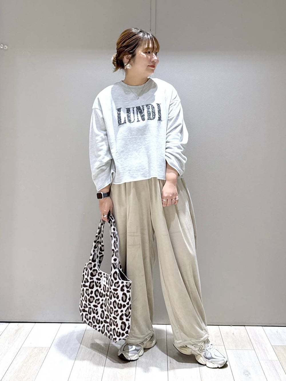 ベージュ系のその他パンツ、その他のトートバッグ、グレー系のスウェットを着用したレディースの秋コーディネートの5枚目の写真