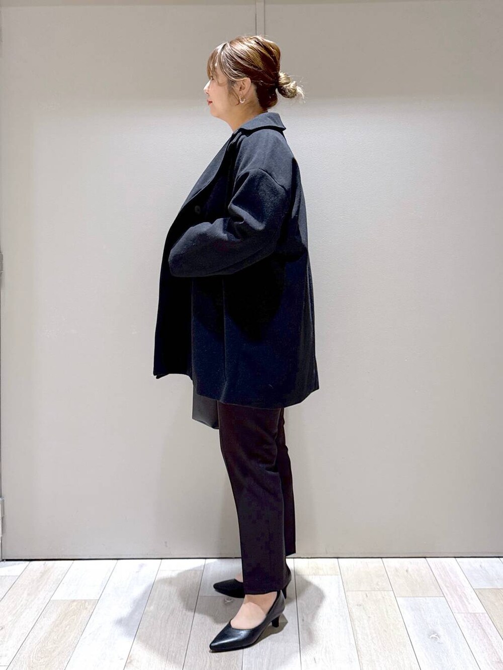 ブラック系のスーツパンツ、ブラック系のスーツベスト、ブルー系のシャツ/ブラウスを着用したレディースの冬コーディネートの4枚目の写真