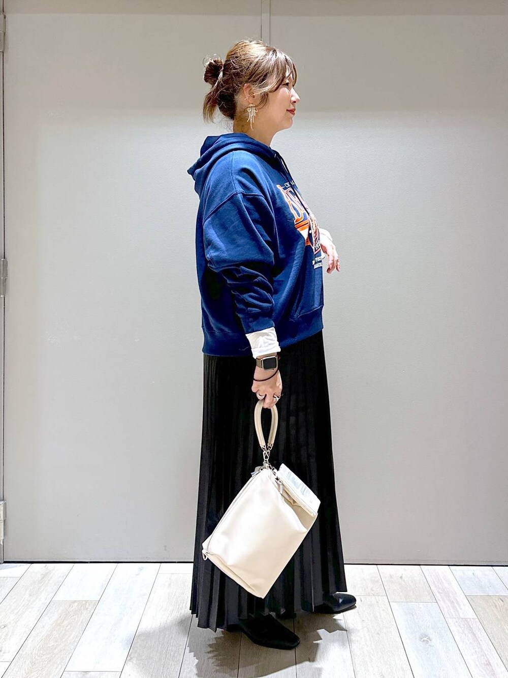 ホワイト系のTシャツ/カットソー、ブラック系のブーツ、ブルー系のパーカーを着用したレディースの秋コーディネートの2枚目の写真