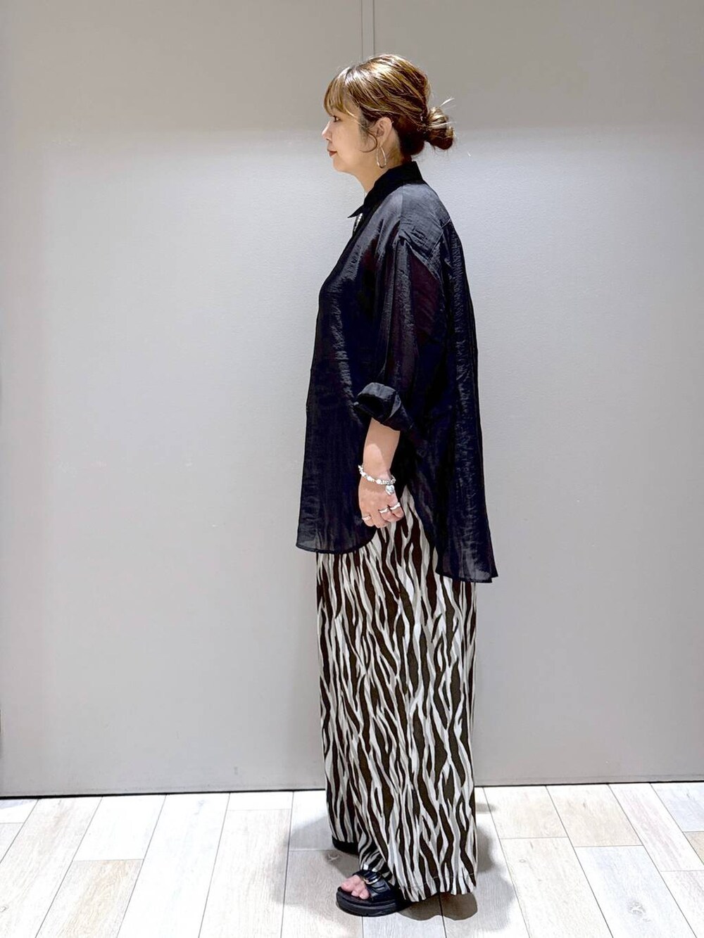 ブラック系のサンダル、シルバー系のショルダーバッグ、ブラック系のシャツ/ブラウスを着用したレディースの夏コーディネートの4枚目の写真