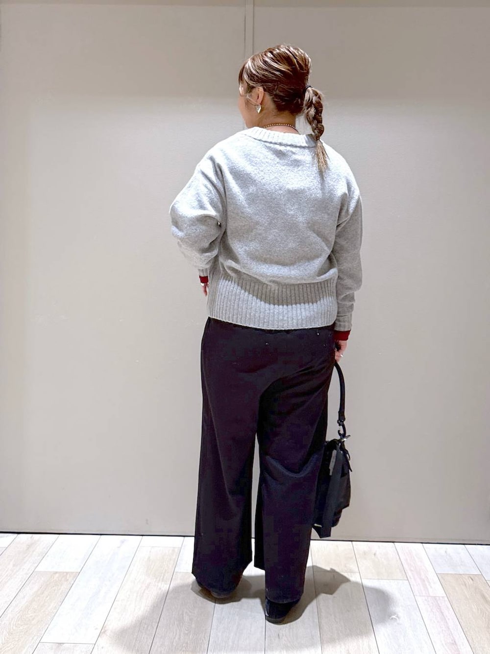 ブラック系のショルダーバッグ、ブラック系のTシャツ/カットソー、ブラック系のその他パンツを着用したレディースの冬コーディネートの3枚目の写真