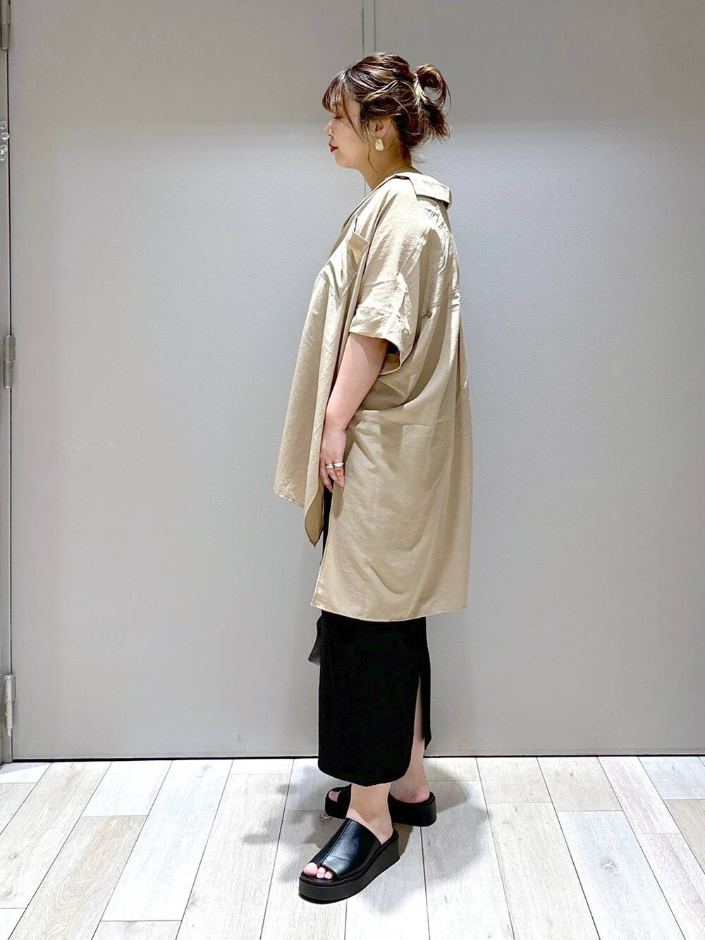 「バッグ、LEPSIM、体型カバー、着痩せ・細見え、高身長、休日コーデ、楽ちんコーデ、きれいめカジュアル_LEPSIM、ベーシック/シンプル、きれいめ、旅行」｜「LEPSIMのフェイクレザーミニ巾着　105144（ショルダーバッグ、ブラック系）」を使った、たかみなさん（レディース・166cm）の春コーディネートの4枚目の写真