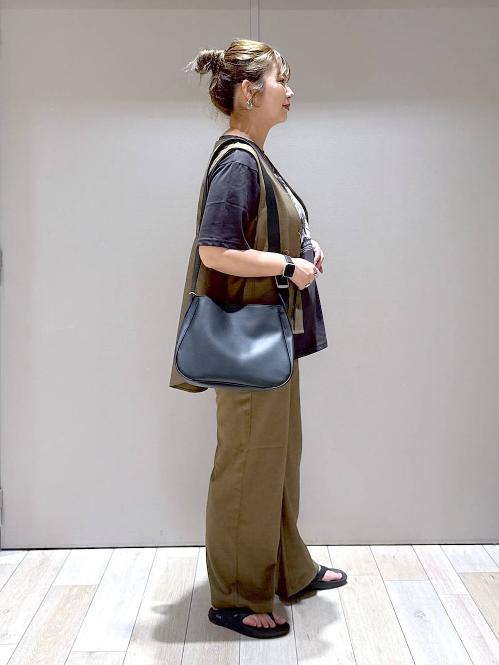 ブラック系のショルダーバッグ、ブラウン系のその他パンツ、グレー系のTシャツ/カットソーを着用したレディースの夏コーディネートの2枚目の写真