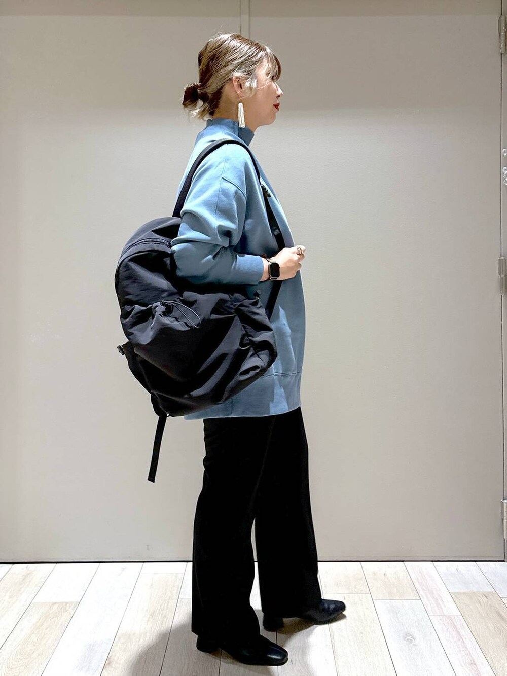 ブラック系のその他パンツ、ブラック系のブーツ、ブルー系のチュニックを着用したレディースの秋コーディネートの2枚目の写真