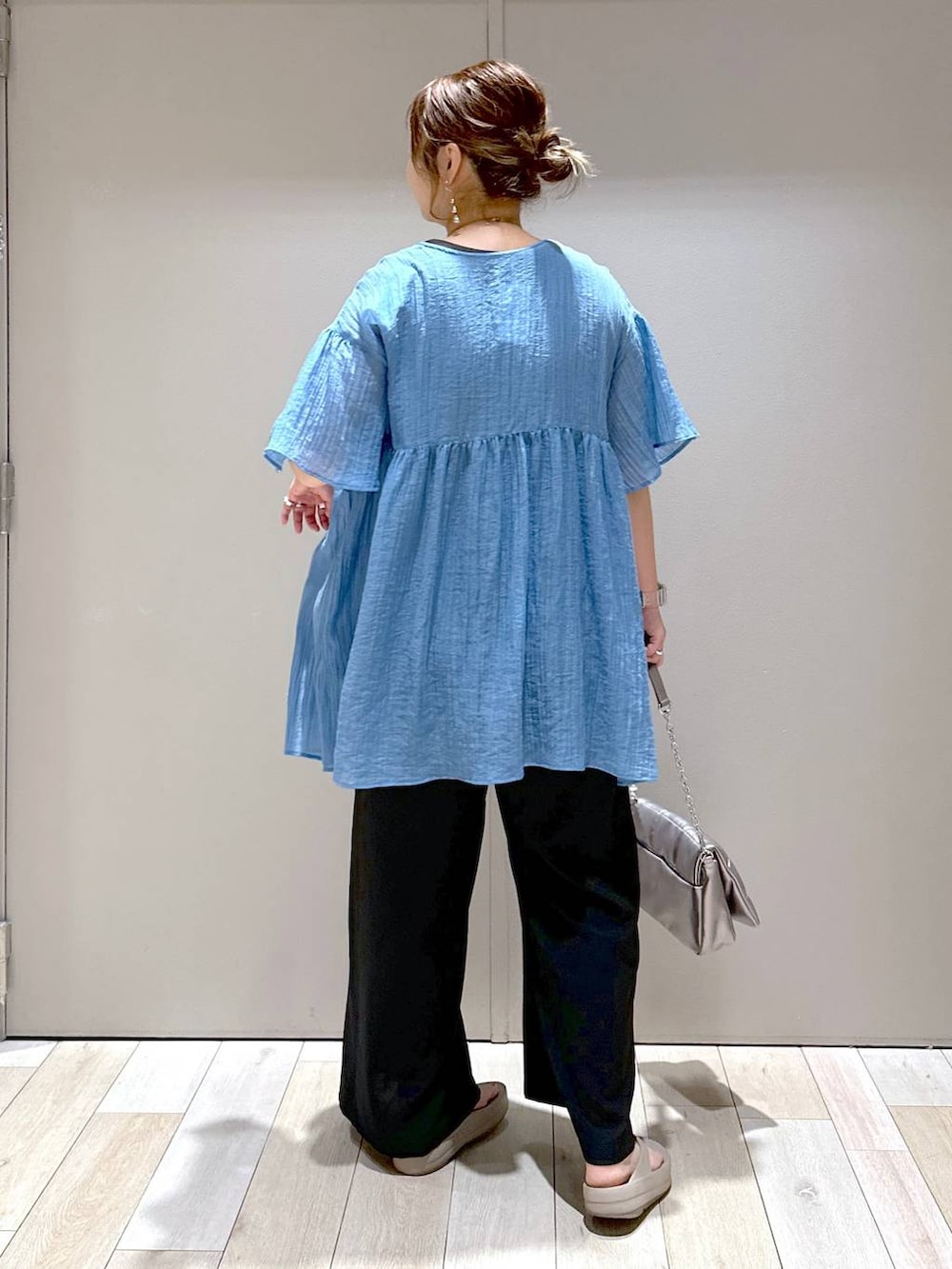 その他のショルダーバッグ、ブラック系のその他パンツ、ベージュ系のサンダルを着用したレディースの夏コーディネートの3枚目の写真