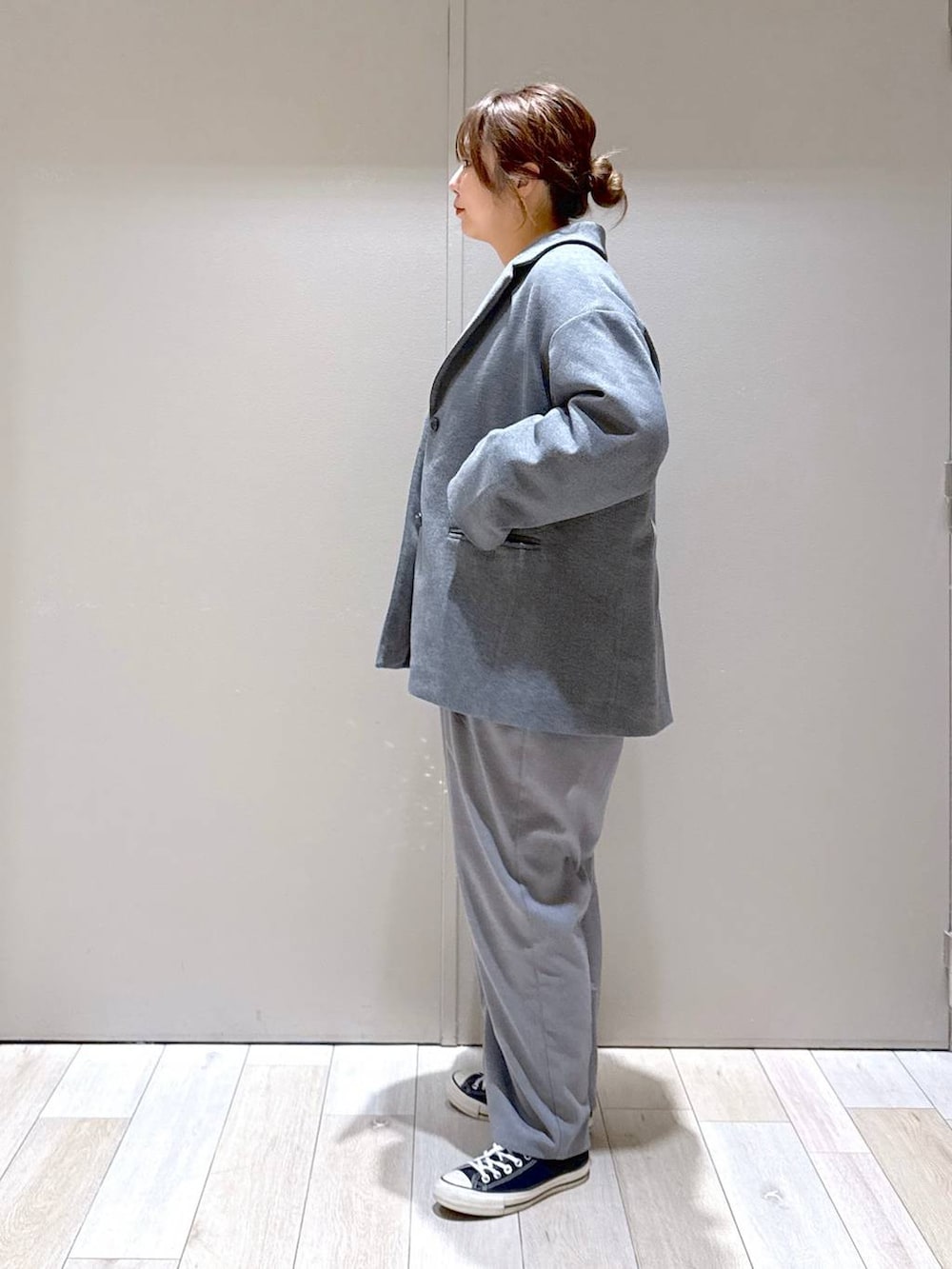 グレー系のその他アウター、ブラック系のショルダーバッグ、グレー系のその他パンツを着用したレディースの秋コーディネートの4枚目の写真