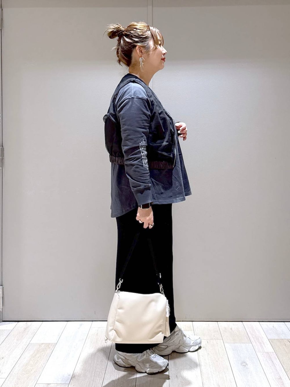 「体型カバー、着痩せ・細見え、高身長、休日コーデ、楽ちんコーデ、きれいめカジュアル_LEPSIM、ベーシック/シンプル、きれいめ、旅行、バッグ、LEPSIM、高身長_LEPSIM、ぽっちゃり_LEPSIM」｜「LEPSIMの14ゲージニットナロースカート　242468（スカート、ブラック系）」を使った、たかみなさん（レディース・166cm）の春コーディネートの2枚目の写真