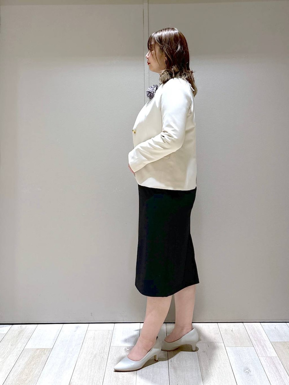 ブラック系のワンピース、ホワイト系のノーカラージャケット、ホワイト系のショルダーバッグを着用したレディースの春コーディネートの4枚目の写真