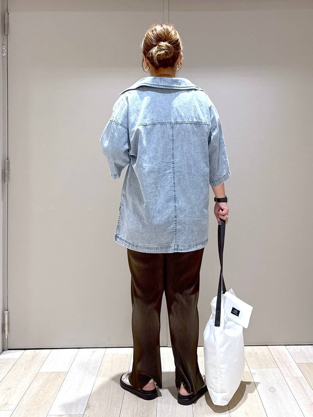 ブルー系のシャツ/ブラウス、ホワイト系のサンダル、ブラウン系のその他パンツを着用したレディースの夏コーディネートの3枚目の写真