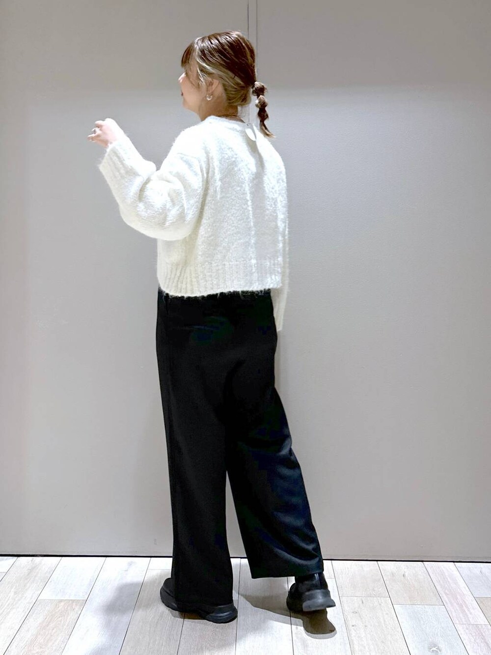 グレー系のポンチョ、ブラック系のその他パンツ、ブラック系のブーツを着用したレディースの冬コーディネートの5枚目の写真