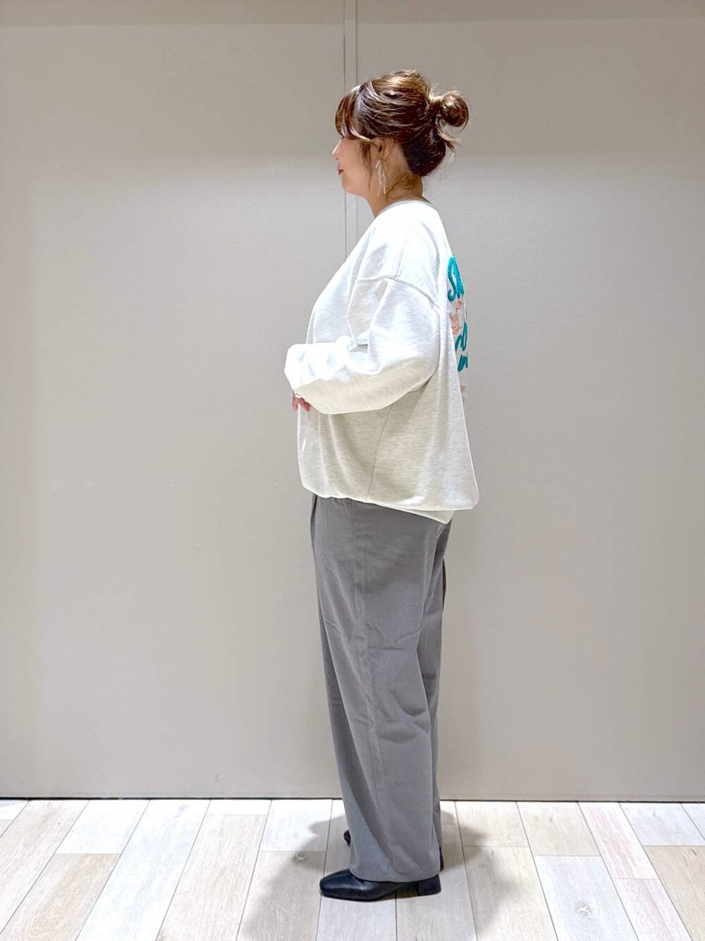 ブラック系のブーツ、グレー系のその他パンツ、ベージュ系のスウェットを着用したレディースの冬コーディネートの4枚目の写真