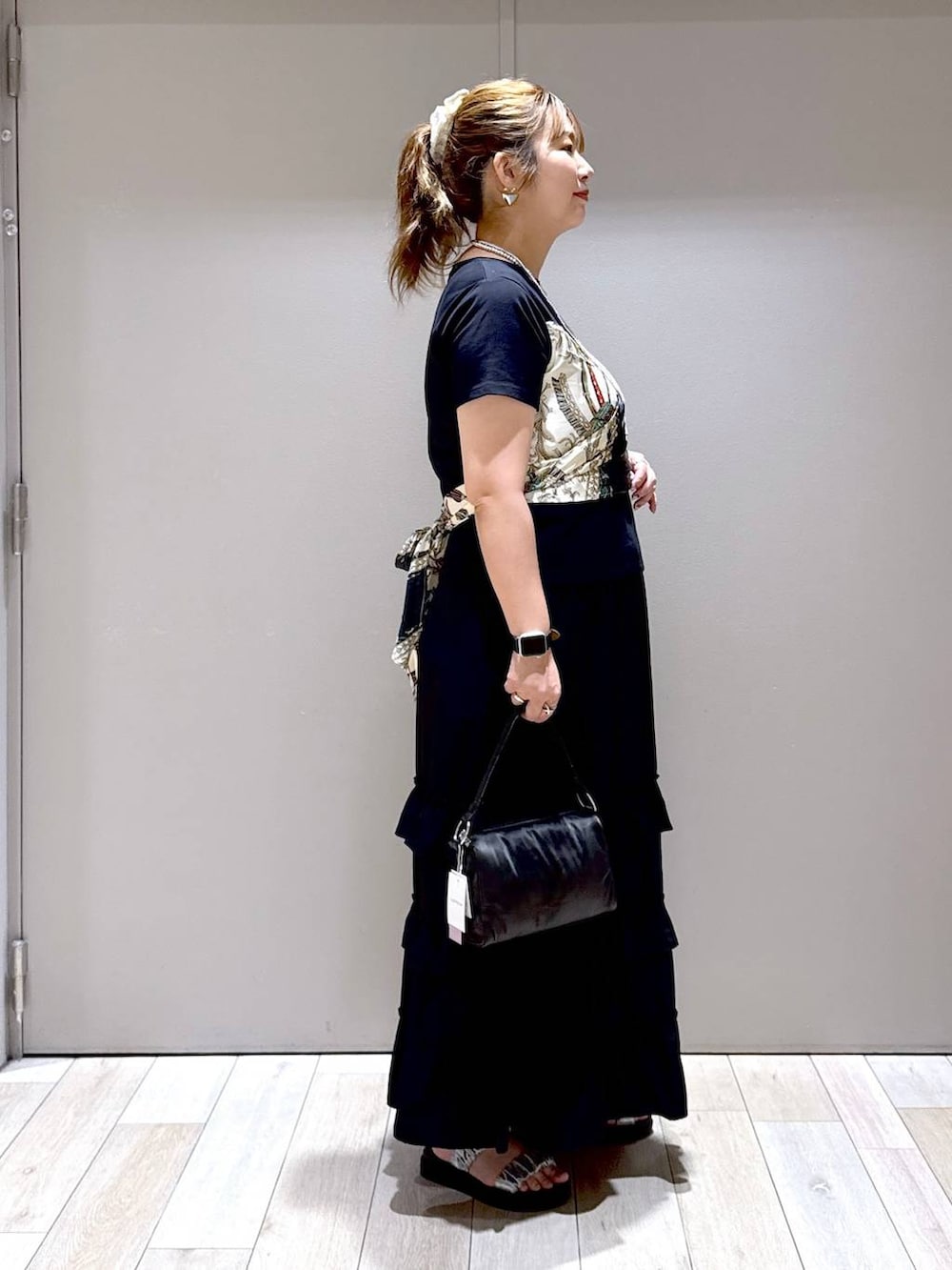 「体型カバー、着痩せ・細見え、高身長、休日コーデ、楽ちんコーデ、きれいめカジュアル_LEPSIM、ベーシック/シンプル、きれいめ、旅行、バッグ、LEPSIM、高身長_LEPSIM、ぽっちゃり_LEPSIM」|「LEPSIMの3連ボールネックレス 287544(ネックレス、シルバー系)」を使った、たかみなさん(レディース・166cm)の夏コーディネートの2枚目の写真