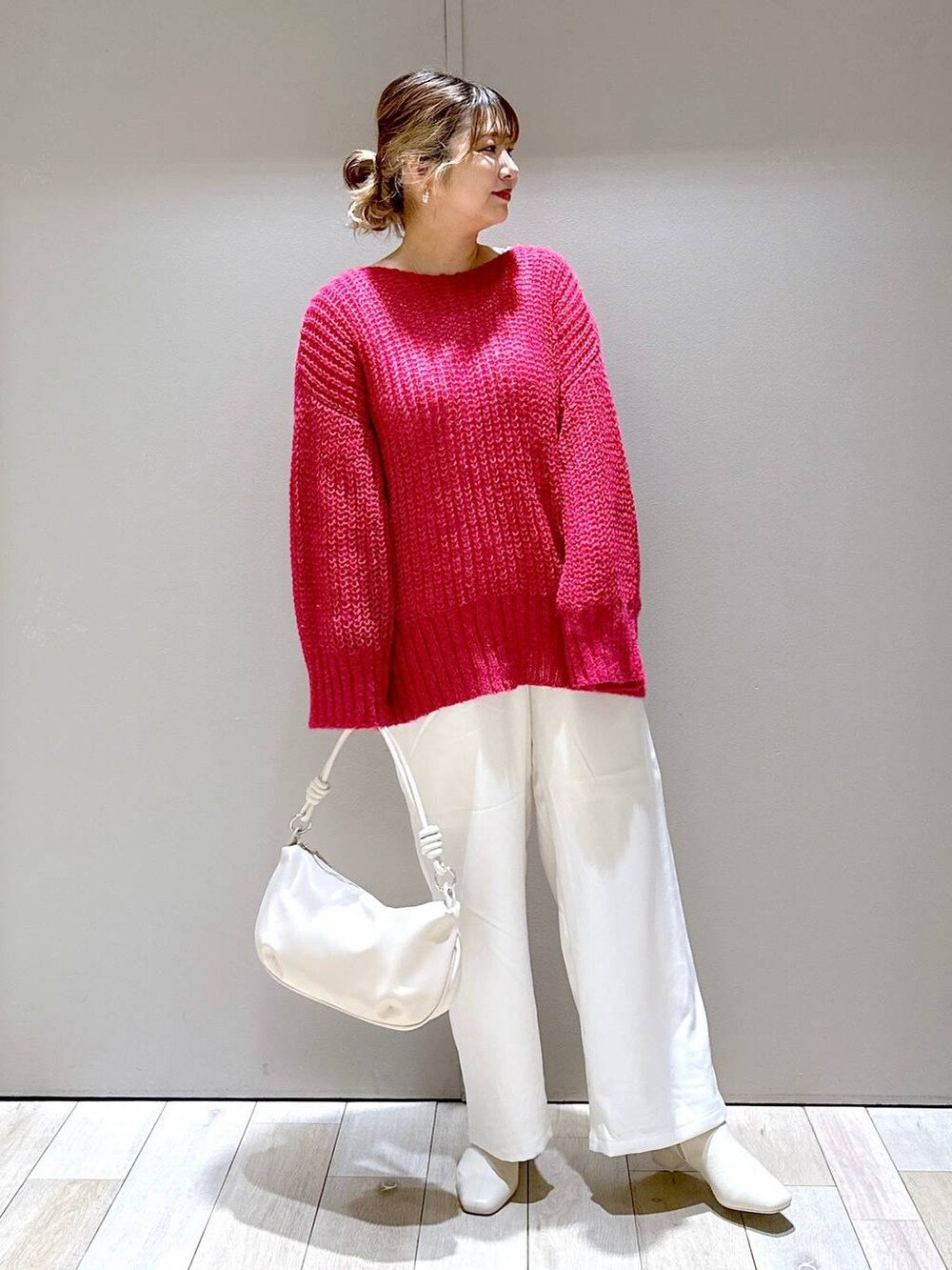 ホワイト系のショルダーバッグ、ホワイト系のブーツ、ホワイト系のその他パンツを着用したレディースの秋コーディネートの4枚目の写真