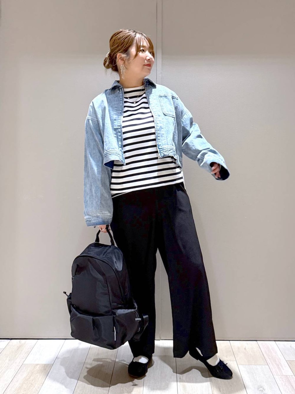 ブラック系のパンプス、ブラック系のその他パンツ、ブルー系のTシャツ/カットソーを着用したレディースの春コーディネートの4枚目の写真