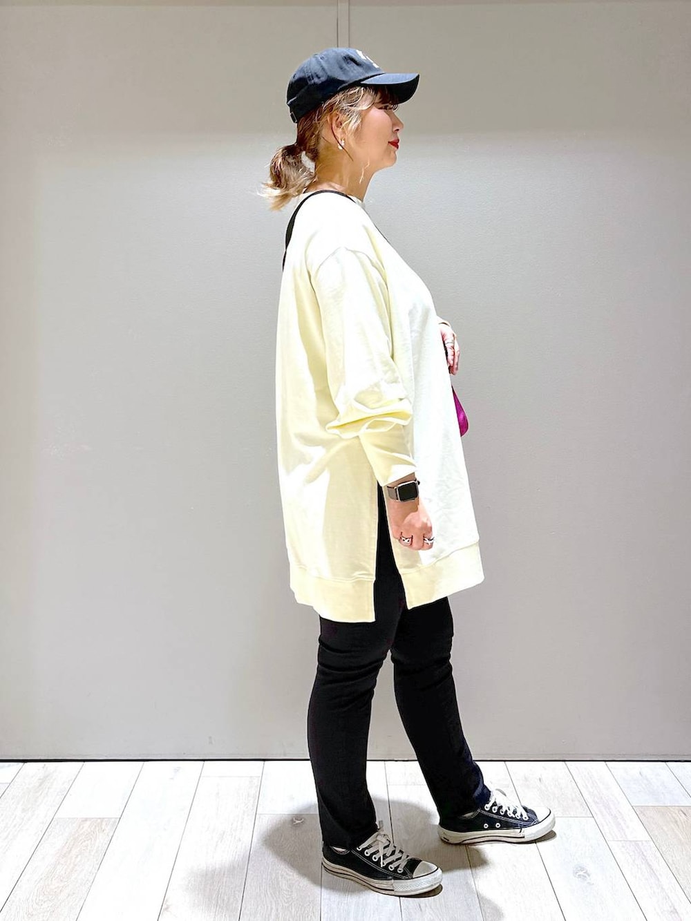 ブラック系のその他パンツ、ピンク系のショルダーバッグ、グリーン系のチュニックを着用したレディースの秋コーディネートの2枚目の写真