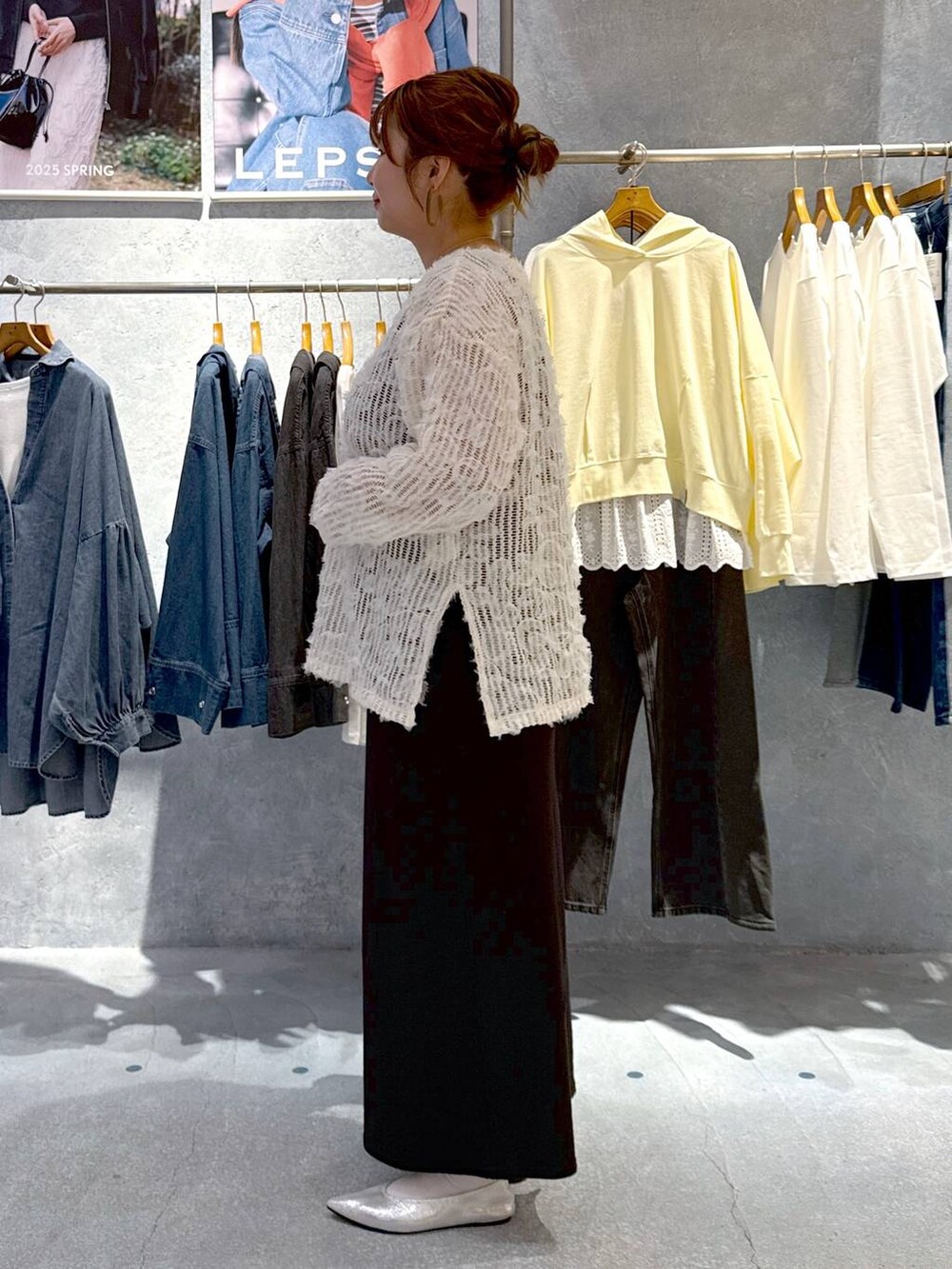 ホワイト系のTシャツ/カットソー、ブラック系のショルダーバッグ、シルバー系のパンプスを着用したレディースの春コーディネートの4枚目の写真