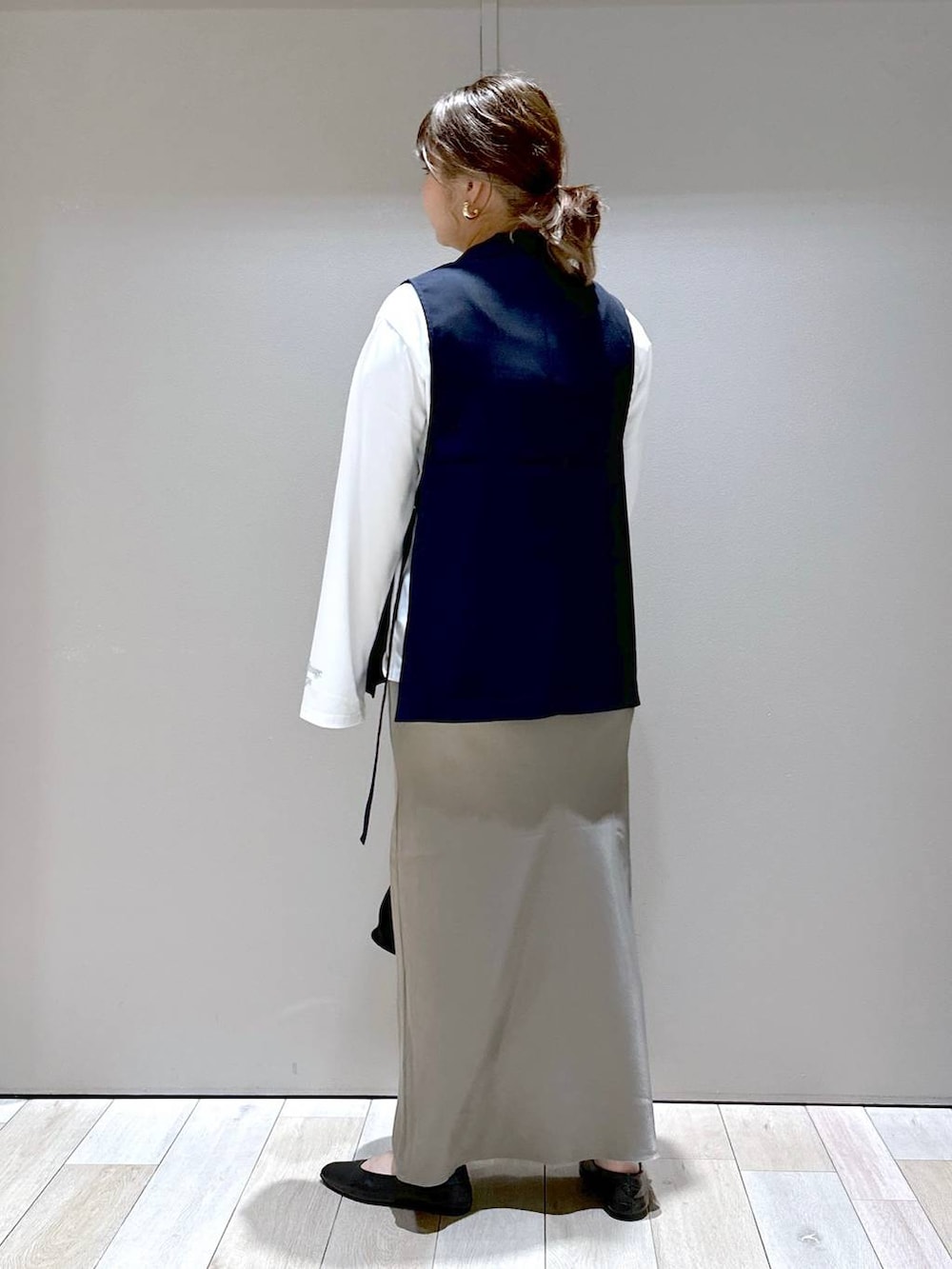 ブラック系のパンプス、ホワイト系のTシャツ/カットソー、ブルー系のセットアップを着用したレディースの秋コーディネートの3枚目の写真