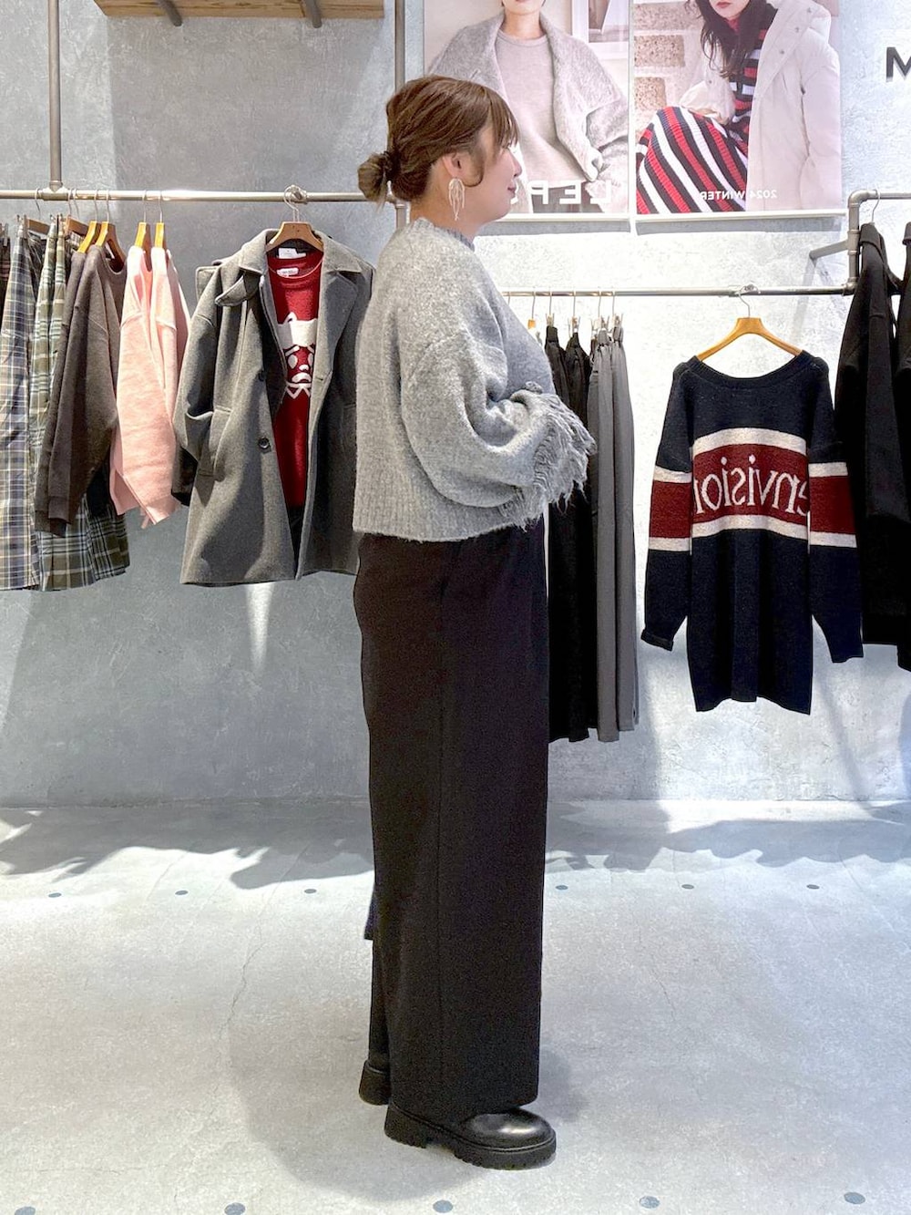 ブルー系のトートバッグ、ブラック系のその他パンツ、ブラック系のブーツを着用したレディースの冬コーディネートの2枚目の写真