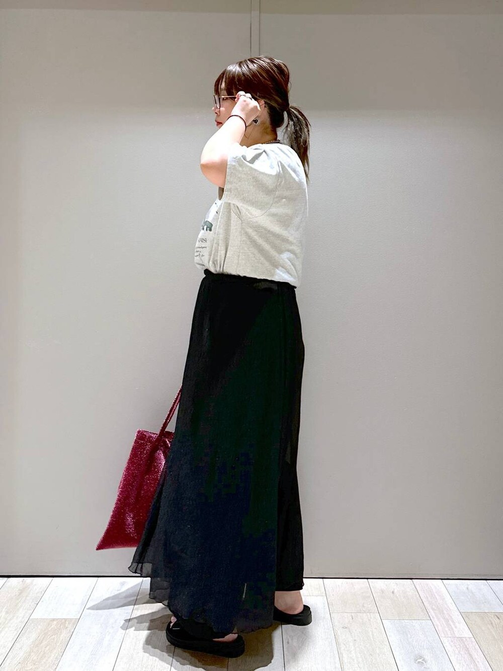 グレー系のTシャツ/カットソー、ブラック系のその他パンツ、ブラック系のサンダルを着用したレディースの夏コーディネートの4枚目の写真