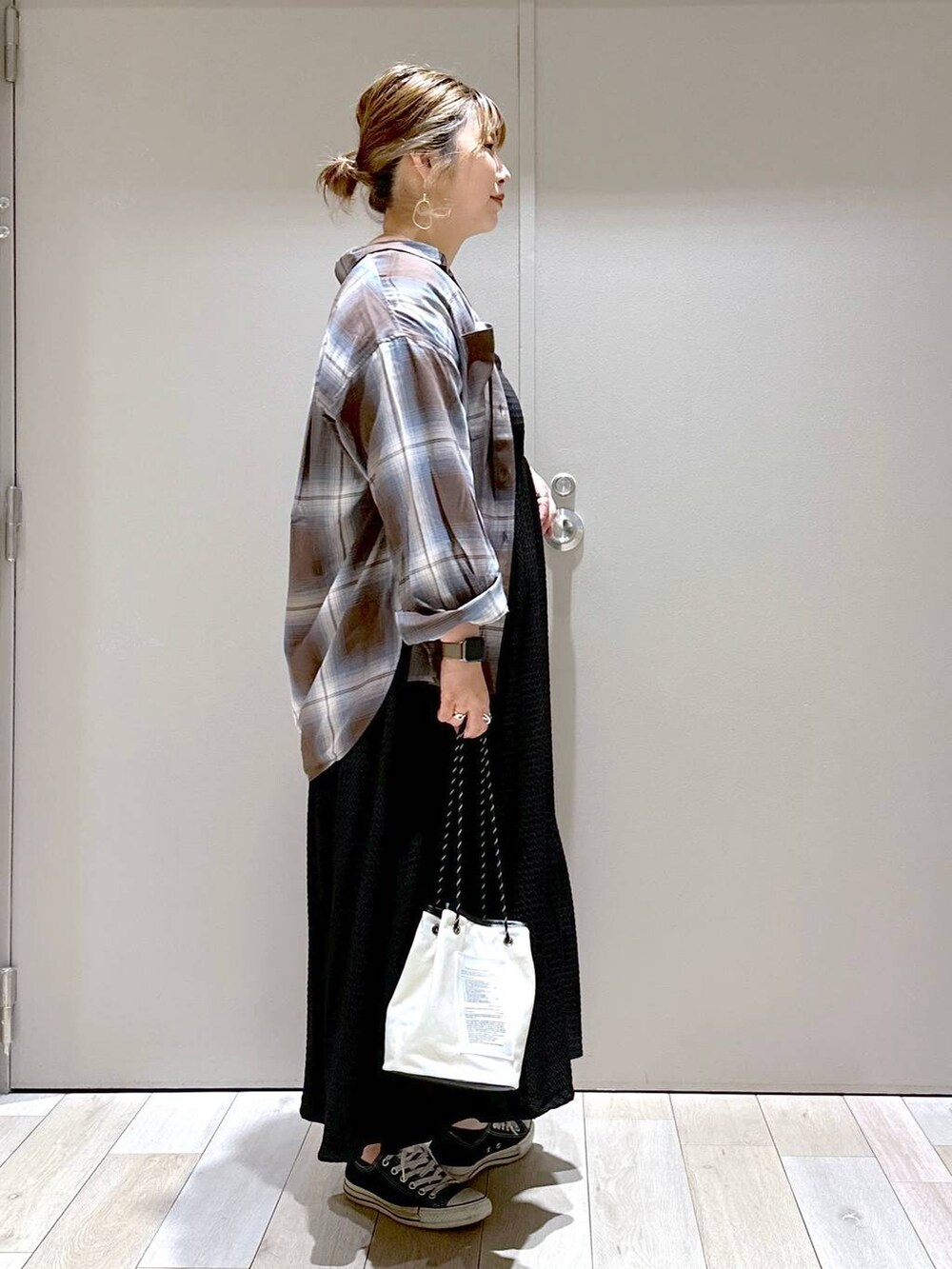 ホワイト系のTシャツ/カットソー、ブラウン系のシャツ/ブラウス、ブラック系のワンピースを着用したレディースの秋コーディネートの2枚目の写真