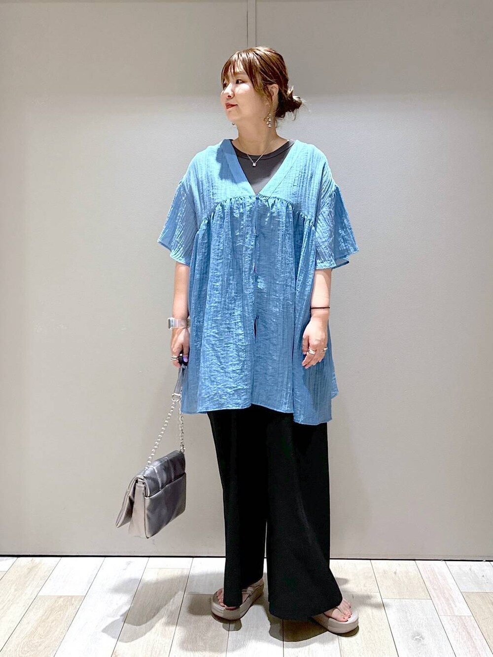 その他のショルダーバッグ、ブラック系のその他パンツ、ベージュ系のサンダルを着用したレディースの夏コーディネートの5枚目の写真