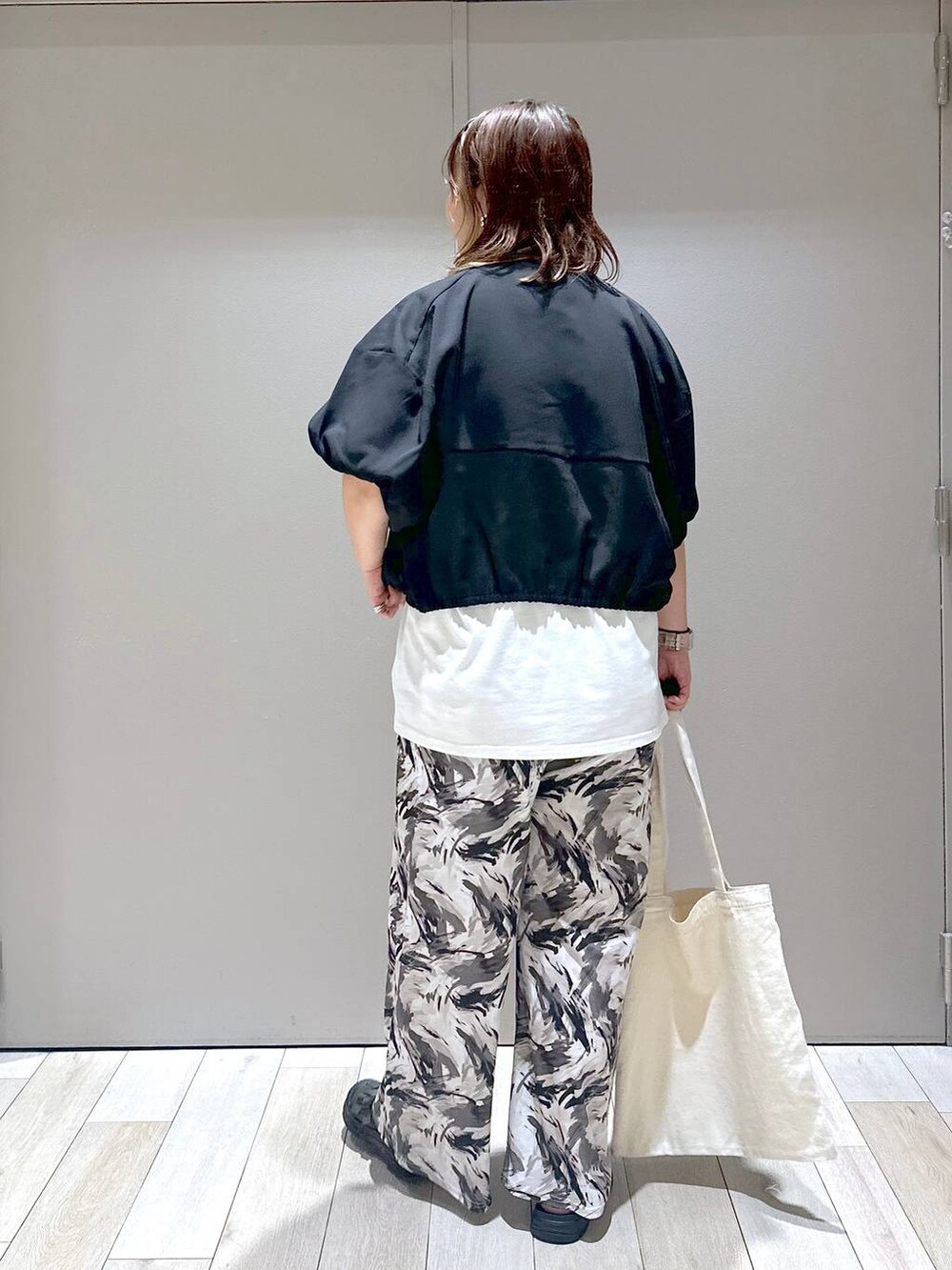ホワイト系のTシャツ/カットソー、グリーン系のサンダル、ブラック系のシャツ/ブラウスを着用したレディースの夏コーディネートの3枚目の写真