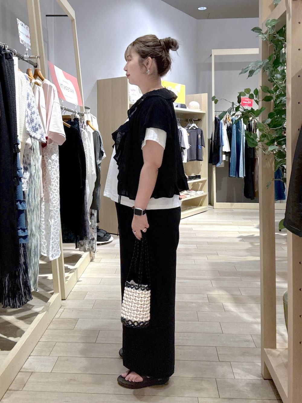 ブラック系のその他パンツ、ホワイト系のハンドバッグ、ブラック系のシャツ/ブラウスを着用したレディースの夏コーディネートの4枚目の写真