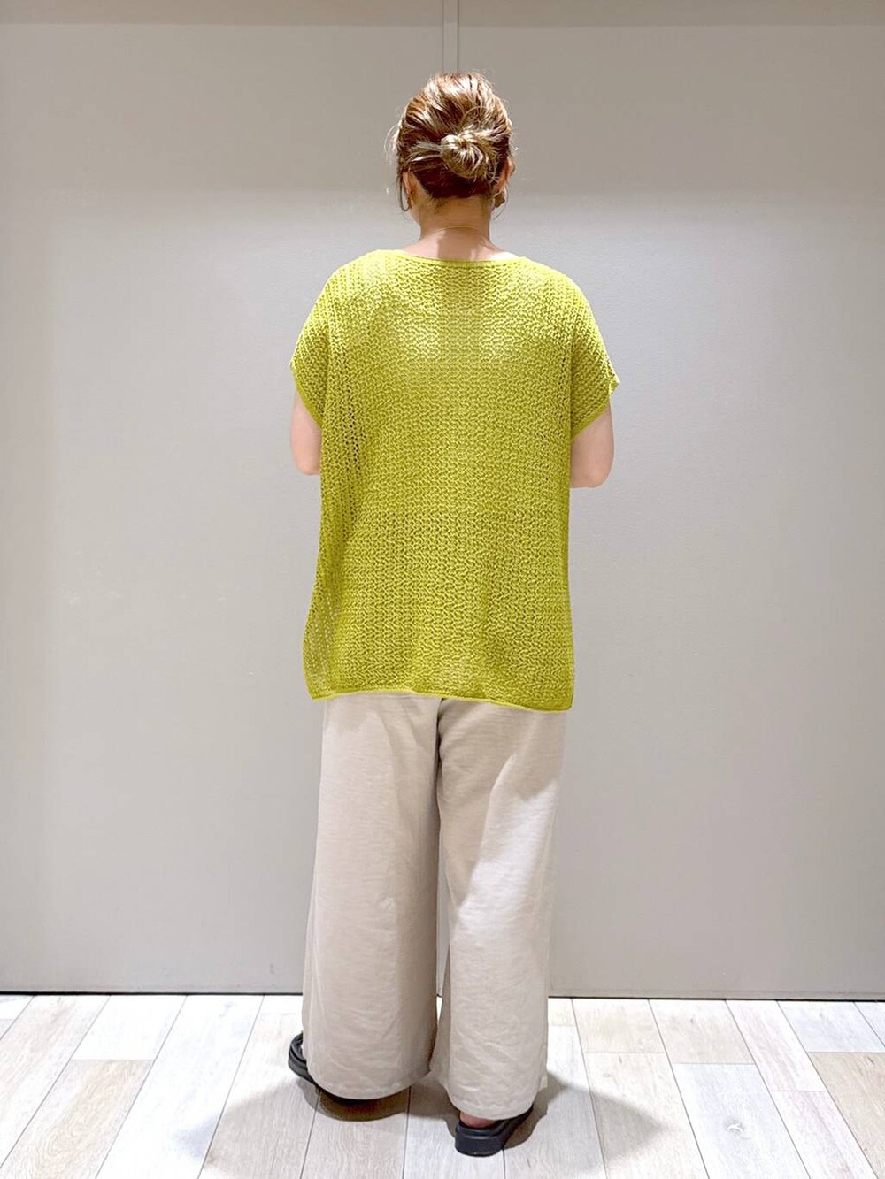 ブラック系のサンダル、ベージュ系のその他パンツ、ブラック系のショルダーバッグを着用したレディースの春コーディネートの3枚目の写真