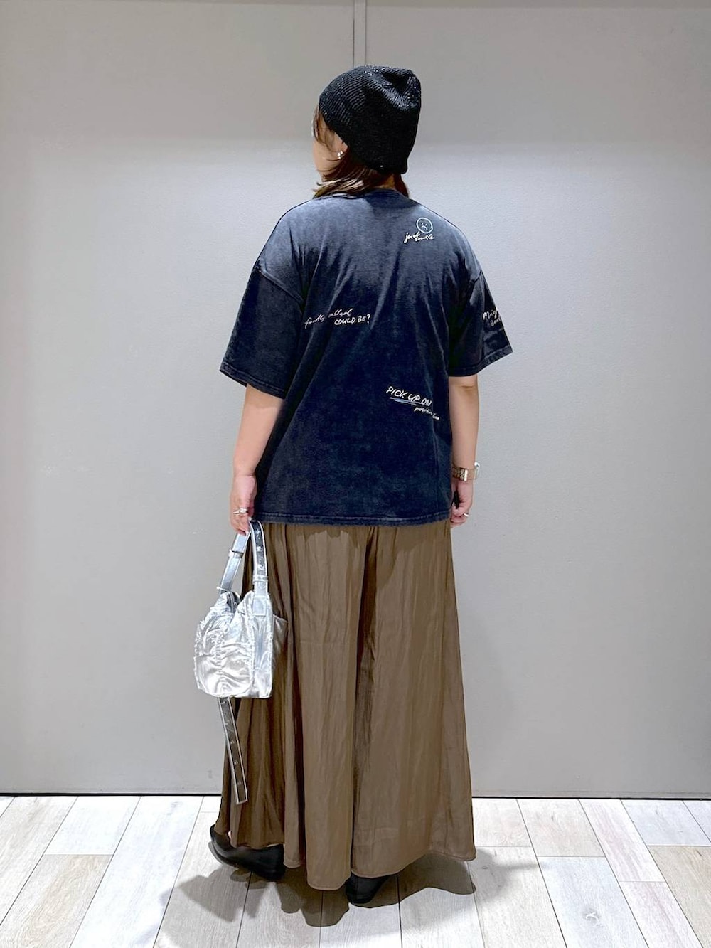 シルバー系のショルダーバッグ、ブラウン系のその他パンツ、ブラック系のパンプスを着用したレディースの夏コーディネートの3枚目の写真