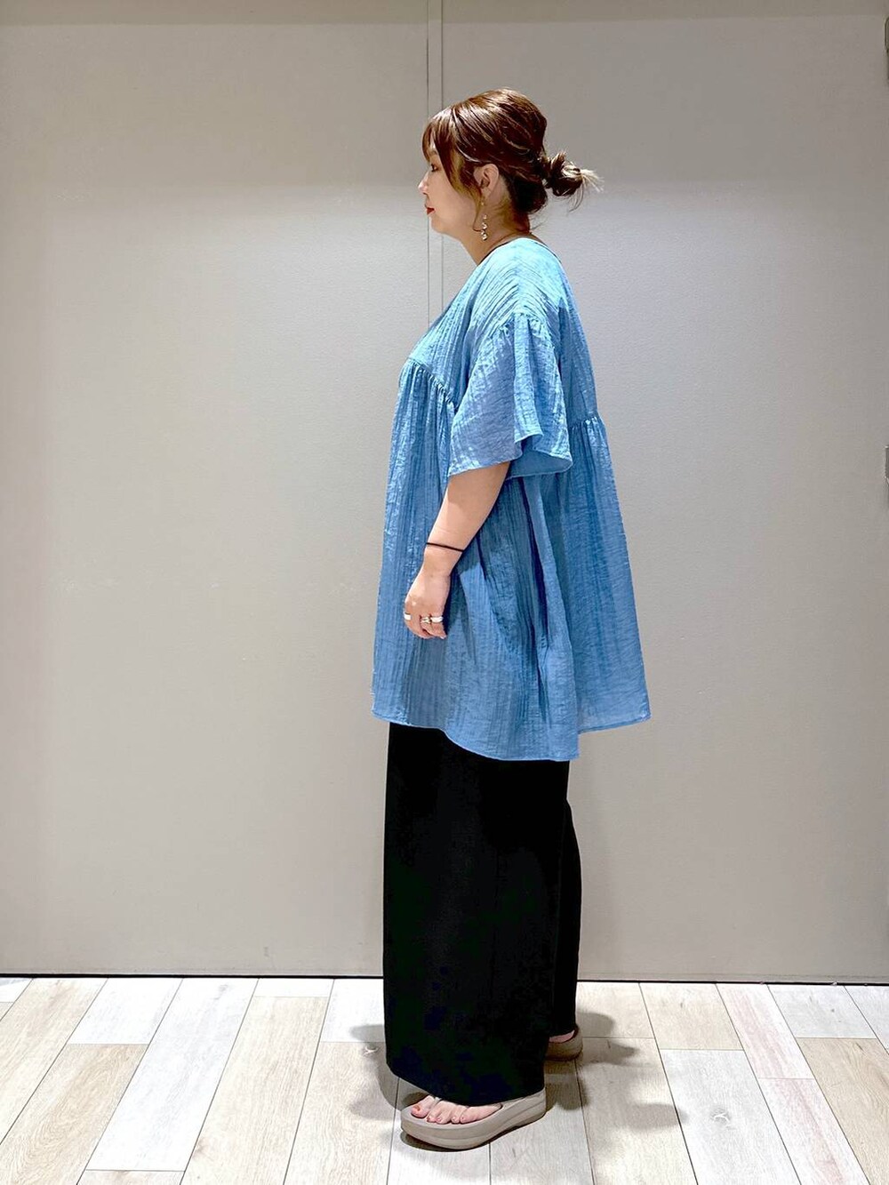 その他のショルダーバッグ、ブラック系のその他パンツ、ベージュ系のサンダルを着用したレディースの夏コーディネートの4枚目の写真