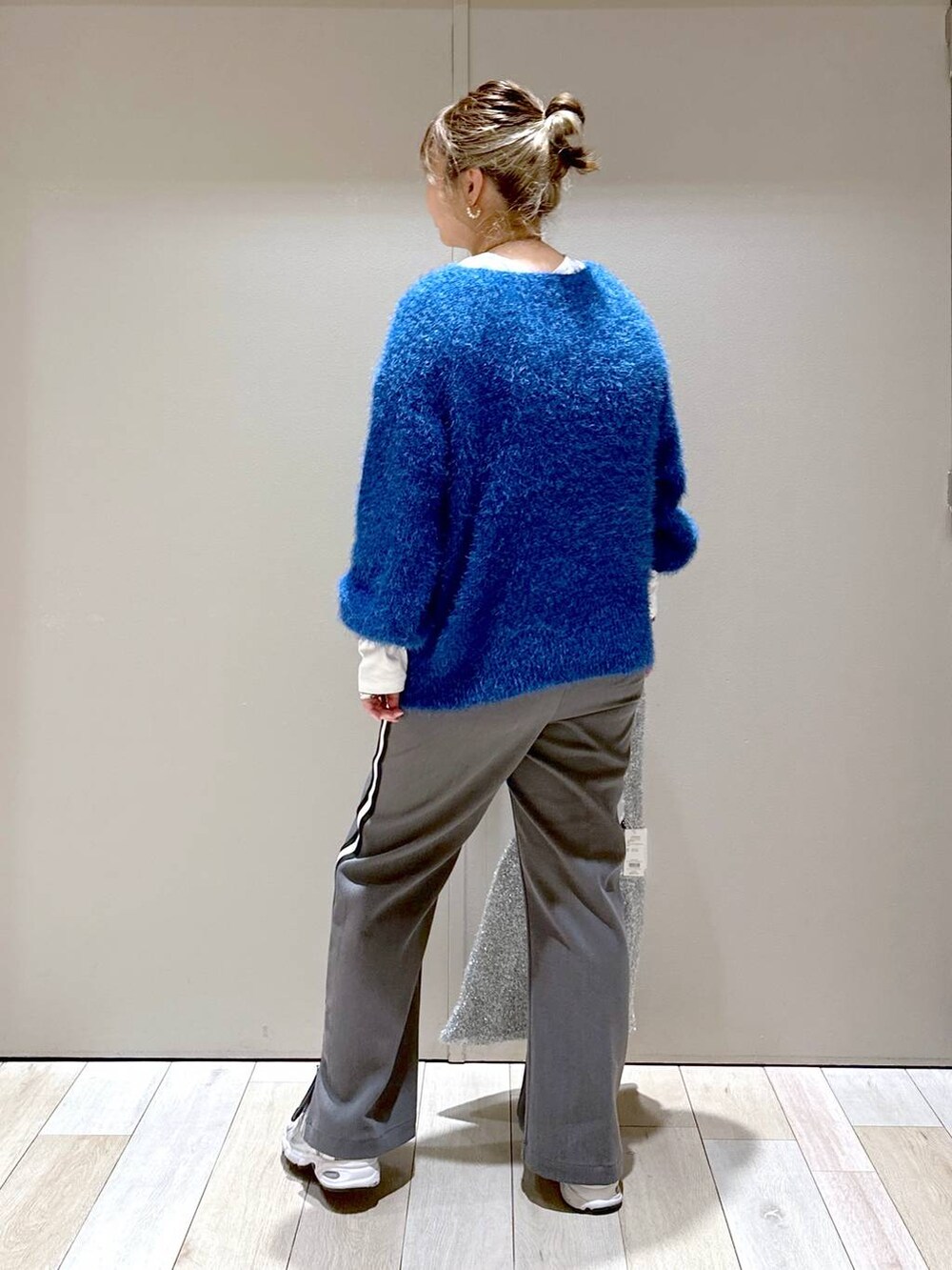 ホワイト系のTシャツ/カットソー、シルバー系のショルダーバッグ、グレー系のその他パンツを着用したレディースの秋コーディネートの2枚目の写真