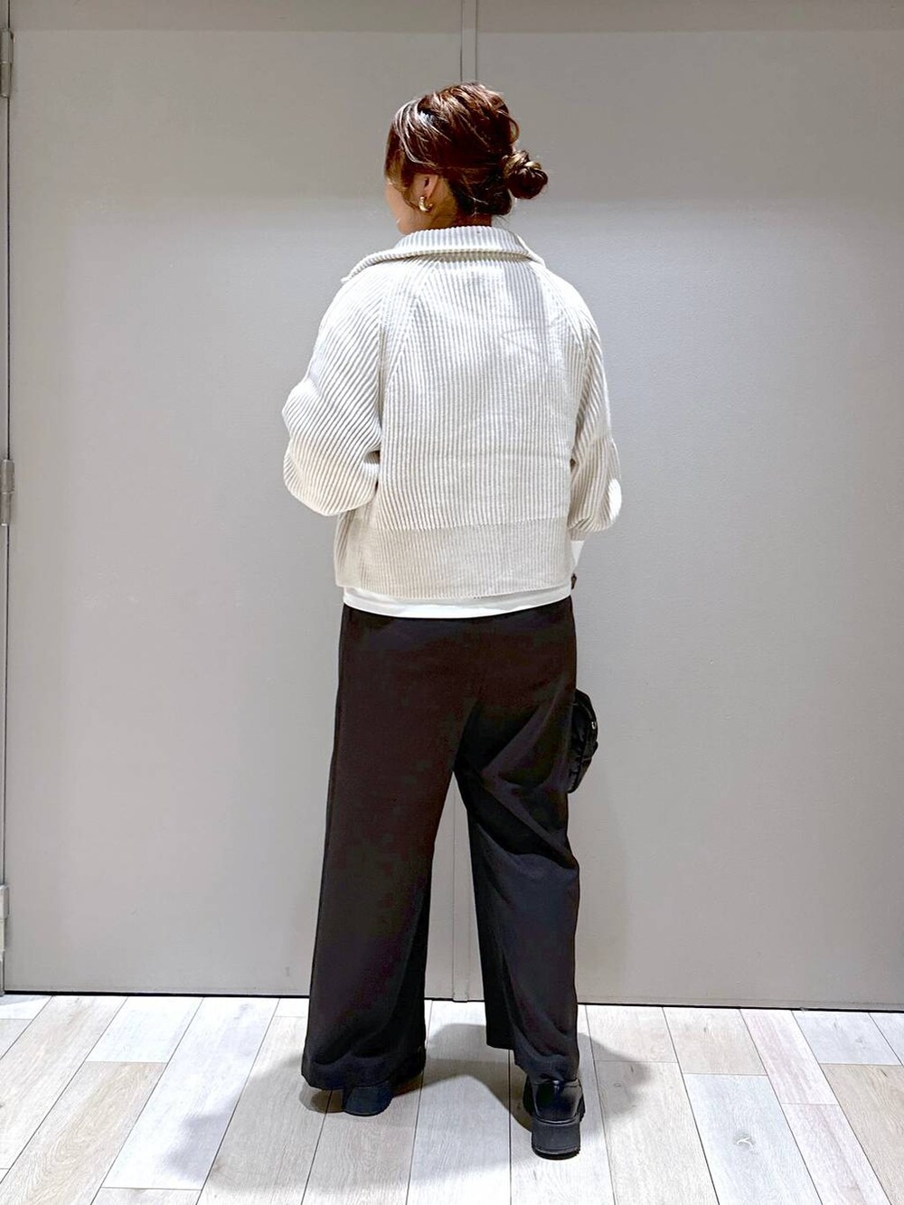 ブラック系のローファー、ホワイト系のカーディガン/ボレロ、ブラック系のボストンバッグを着用したレディースの秋コーディネートの3枚目の写真