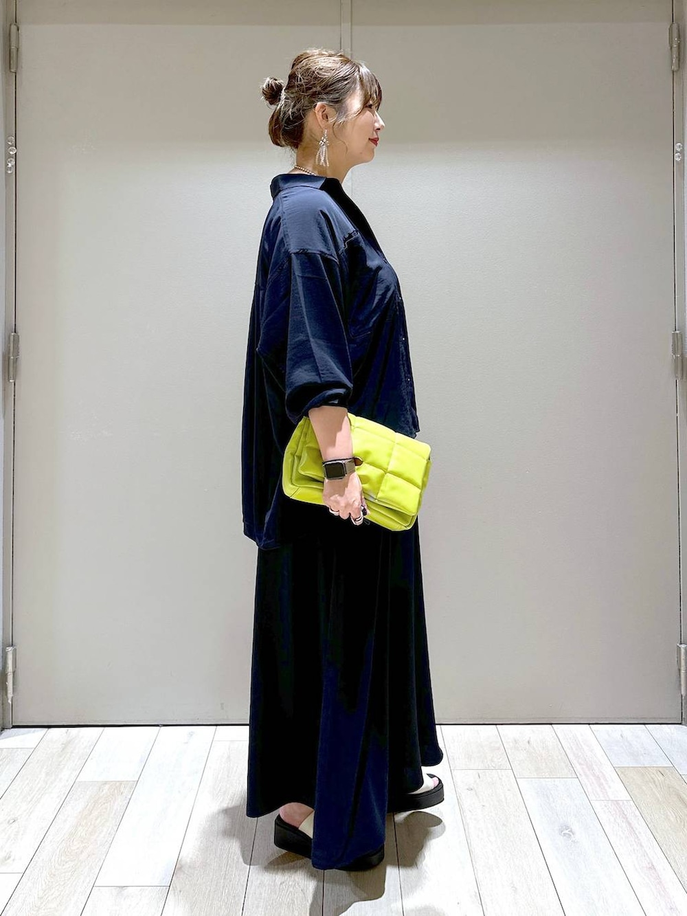 グリーン系のショルダーバッグ、ブルー系のその他パンツ、ブルー系のシャツ/ブラウスを着用したレディースの春コーディネートの2枚目の写真