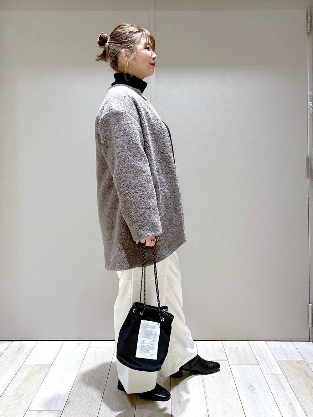 「体型カバー、着痩せ・細見え、高身長、休日コーデ、楽ちんコーデ、冬コーデ、きれいめカジュアル_LEPSIM、ベーシック/シンプル、きれいめ、旅行、バッグ、LEPSIM、ブーツ」｜「LEPSIMの7ゲージタートルプルオーバー　183616（ニット/セーター、ブラック系）」を使った、たかみなさん（レディース・166cm）の秋コーディネートの2枚目の写真