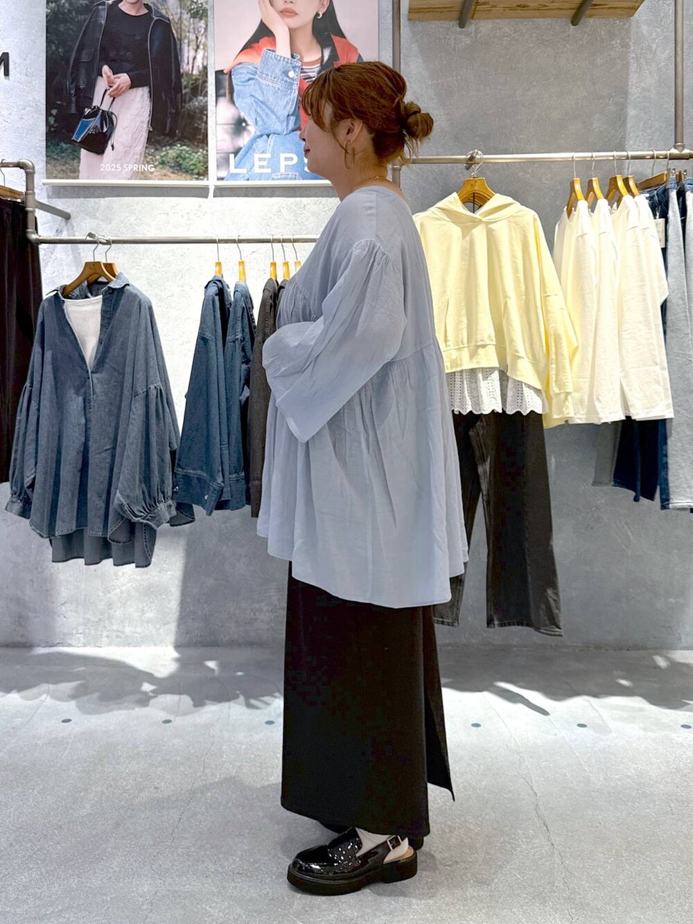 ブラック系のローファー、ブラック系のショルダーバッグ、ブラック系のスカートを着用したレディースの春コーディネートの4枚目の写真