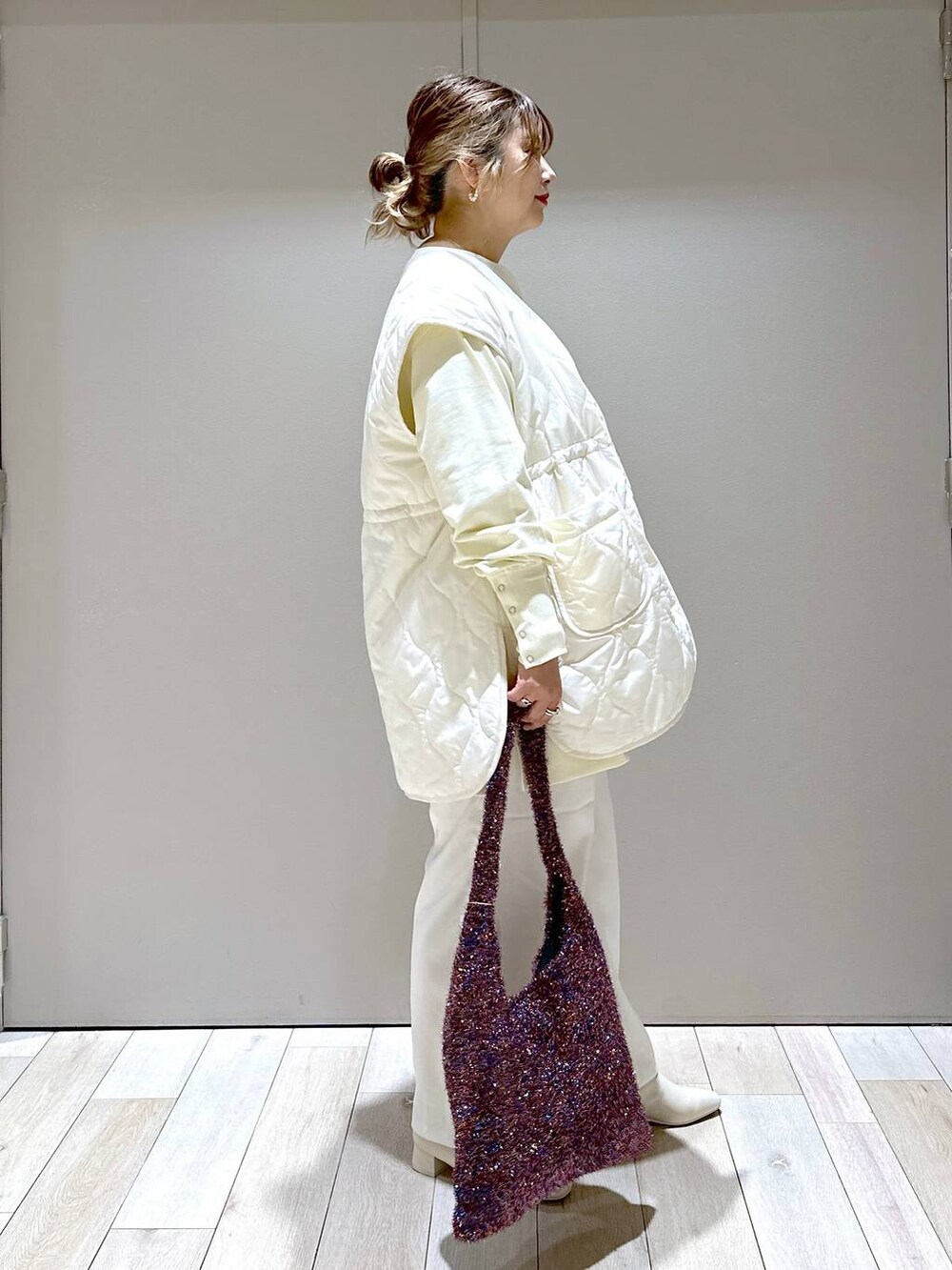 ホワイト系のその他アウター、ホワイト系のチュニック、ホワイト系のブーツを着用したレディースの秋コーディネートの2枚目の写真