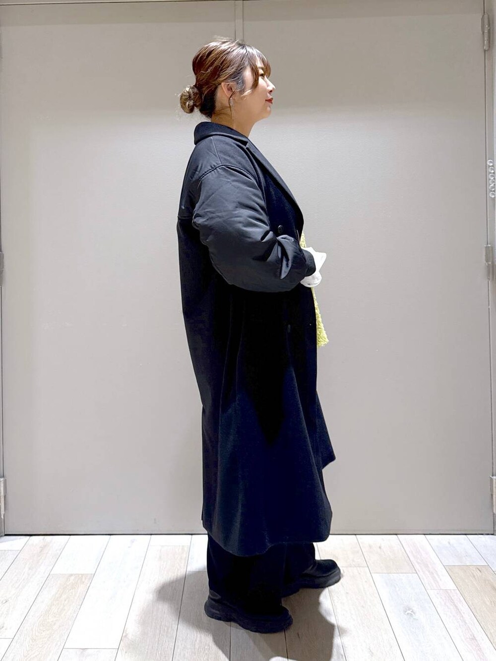 「旅行、バッグ、LEPSIM、体型カバー、着痩せ・細見え、高身長、休日コーデ、楽ちんコーデ、きれいめカジュアル_LEPSIM、ベーシック/シンプル、きれいめ」｜「LEPSIMのスニーカーブーツ　147073（ブーツ、ブラック系）」を使った、たかみなさん（レディース・166cm）の冬コーディネートの3枚目の写真