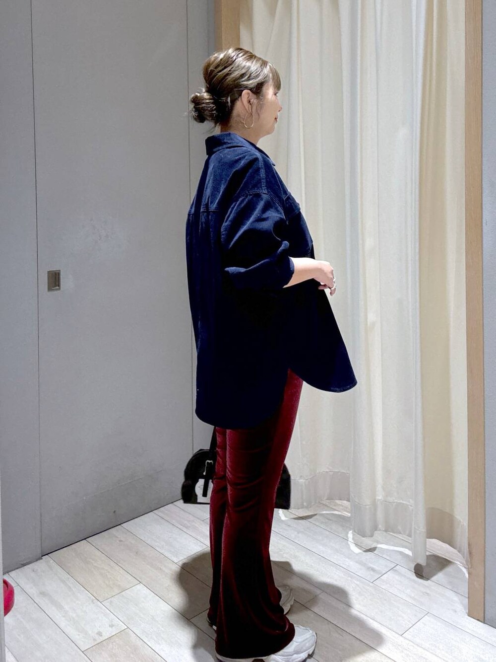 レッド系のその他パンツ、ブルー系のシャツ/ブラウス、ブラック系のボストンバッグを着用したレディースの秋コーディネートの2枚目の写真