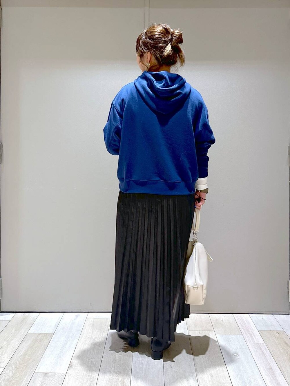 ホワイト系のTシャツ/カットソー、ブラック系のブーツ、ブルー系のパーカーを着用したレディースの秋コーディネートの3枚目の写真