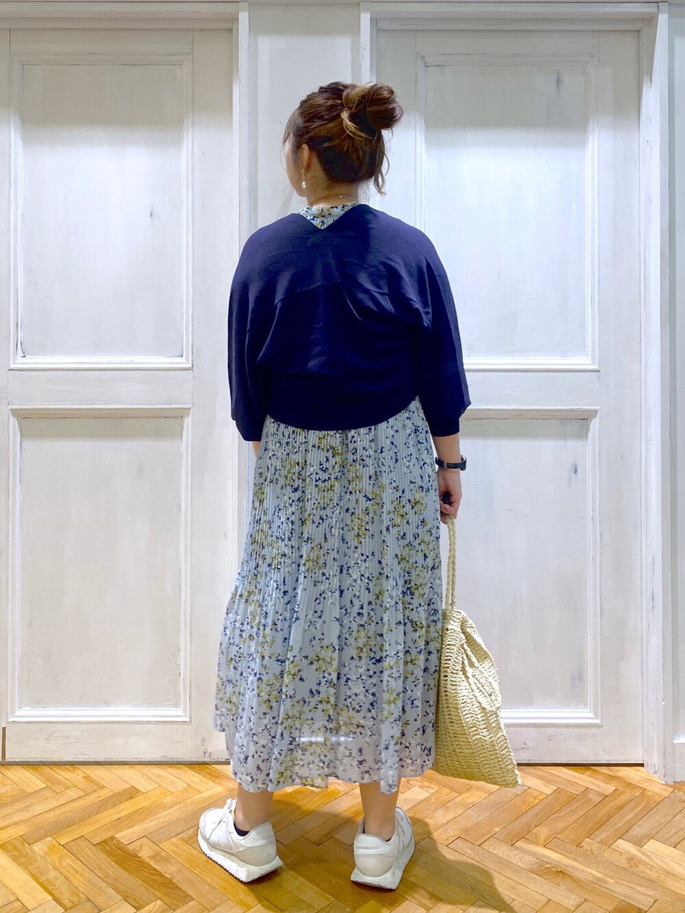 ブルー系のワンピース、ブルー系のカーディガン/ボレロ、ベージュ系のショルダーバッグを着用したレディースの夏コーディネートの3枚目の写真