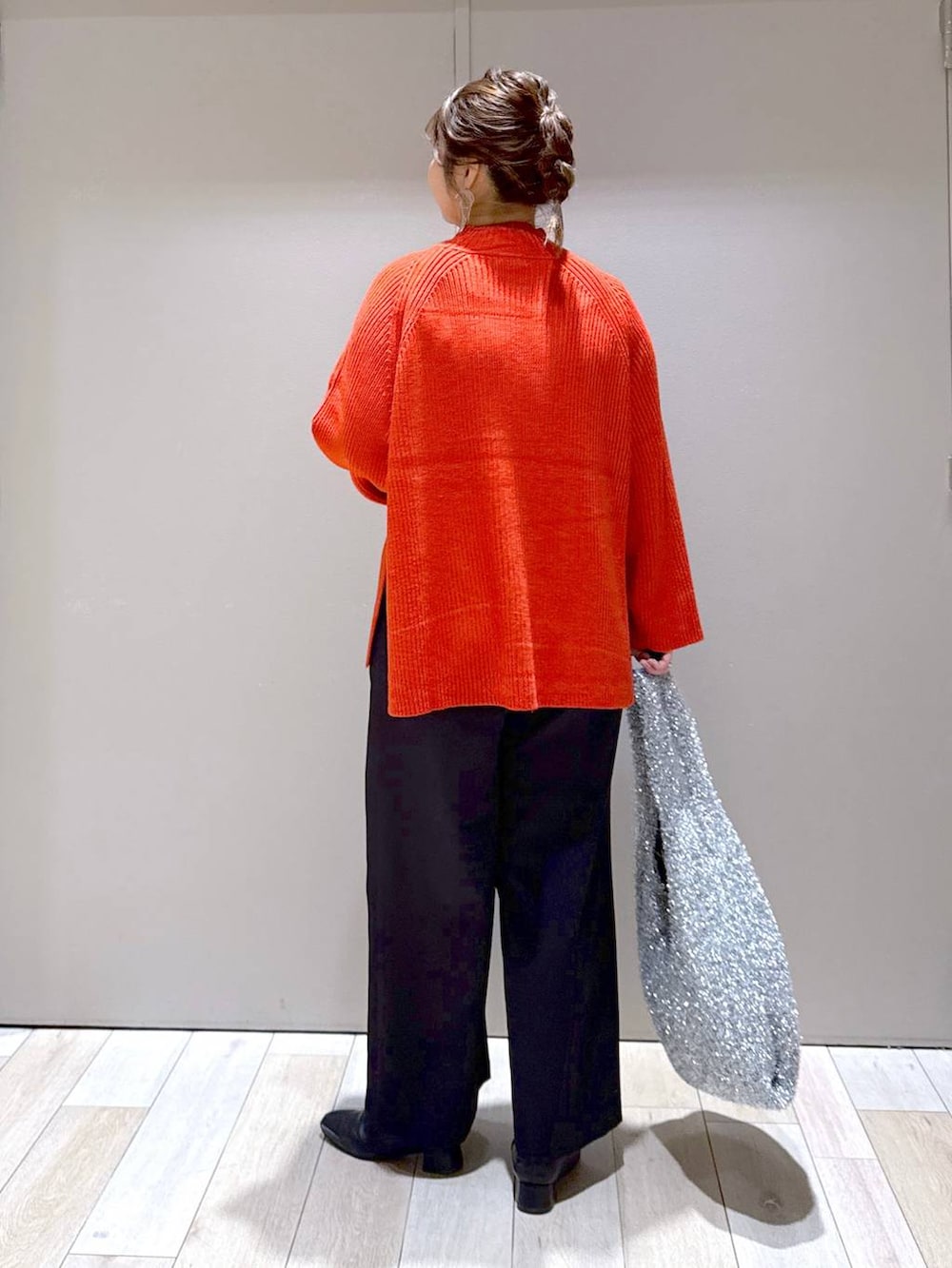 シルバー系のショルダーバッグ、ブラック系のその他パンツ、ブラック系のブーツを着用したレディースの冬コーディネートの3枚目の写真